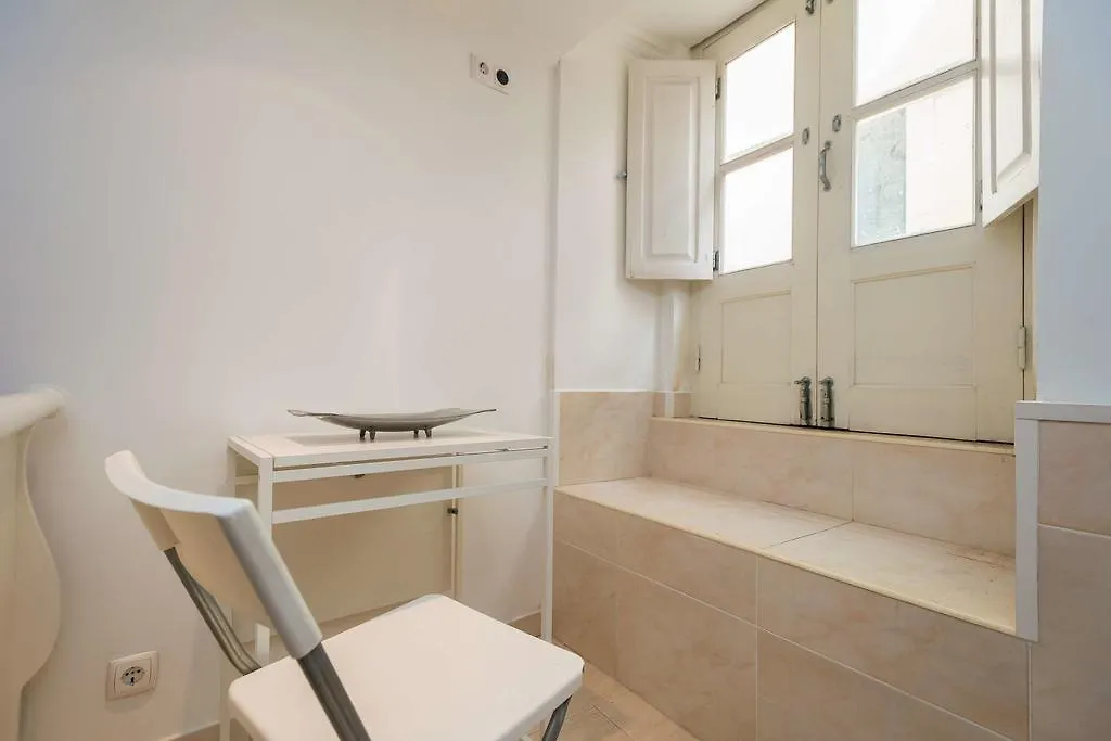 Low Cost - Historic City Center Rc Apartment Lisbon